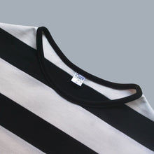Cargar imagen en el visor de la galería, Camiseta de Rayas Negras y Blancas