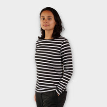 Cargar imagen en el visor de la galería, Buzo Negro de Rayas Blancas para Mujer (Lado)
