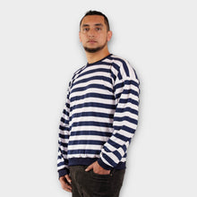 Cargar imagen en el visor de la galería, Buzo Oversize de Rayas Azules Oscuras y Blancas - Hombre de Lado