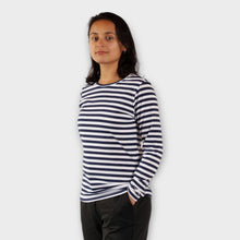 Cargar imagen en el visor de la galería, Buzo de Rayas Azules con Blanco para Mujer de lado