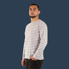 Cargar imagen en el visor de la galería, Buzo de Rayas Grises y Blancas para Hombre (lado)