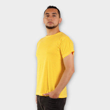 Cargar imagen en el visor de la galería, Camiseta Amarilla de Rayas Blancas para hombre de lado