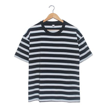 Cargar imagen en el visor de la galería, Camiseta Negra de Rayas Blancas Oversize Frente