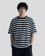 Cargar imagen en el visor de la galería, Camiseta_Rayas_Negras_Blancas_Oversize_Hombre