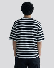 Cargar imagen en el visor de la galería, Camiseta_Rayas_Negras_Blancas_Oversize_Hombre_Espalda