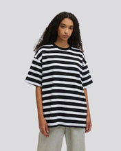 Cargar imagen en el visor de la galería, Camiseta_Rayas_Negras_Blancas_Oversize_Mujer