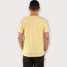 Cargar imagen en el visor de la galería, Camiseta de Rayas Amarillas y Blancas para Hombre de espalda