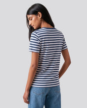 Cargar imagen en el visor de la galería, Camiseta de Rayas Azules y Blancas Mujer Espalda