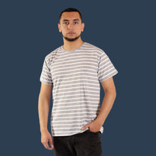 Cargar imagen en el visor de la galería, Camiseta de Rayas Grises y Blancas para Hombre (Frente)