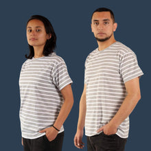 Cargar imagen en el visor de la galería, Camiseta de Rayas Grises y Blancas para Hombre y Mujer.
