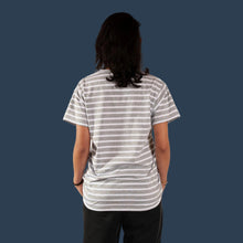 Cargar imagen en el visor de la galería, Camiseta de Rayas Grises y Blancas para Mujer (Espalda)