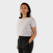 Cargar imagen en el visor de la galería, Croptop de Rayas Grises y Blancas (Lado)