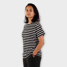 Cargar imagen en el visor de la galería, Camiseta Negra de Rayas Blancas para Mujer (Lado)