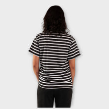 Cargar imagen en el visor de la galería, Camiseta Negra de Rayas Blancas para Mujer (Espalda)