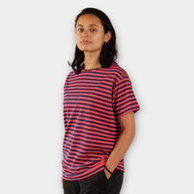Cargar imagen en el visor de la galería, Camiseta de Rayas Rojas con Azul Oscuro para Mujer - De lado