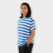 Cargar imagen en el visor de la galería, Camiseta de Rayas Azul Rey y Blancas para Mujer (Lado)