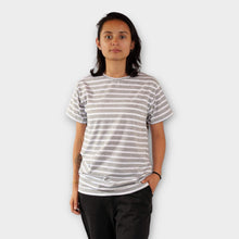 Cargar imagen en el visor de la galería, Camiseta de Rayas Grises y Blancas para Mujer (Frente)