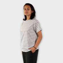 Cargar imagen en el visor de la galería, Camiseta de Rayas Grises y Blancas para Mujer (Lado)