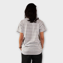 Cargar imagen en el visor de la galería, Camiseta de Rayas Grises y Blancas para Mujer (Espalda)
