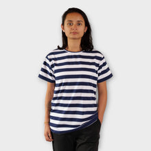 Cargar imagen en el visor de la galería, Camiseta de Rayas Azules y Blancas para Mujer (Frente)
