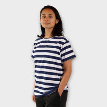 Cargar imagen en el visor de la galería, Camiseta de Rayas Azules y Blancas para Mujer (Lado)