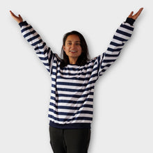 Cargar imagen en el visor de la galería, Buzo Oversize de Rayas Azules Oscuras y Blancas Unisex
