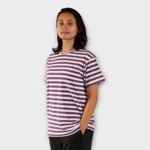 Cargar imagen en el visor de la galería, Camiseta de Rayas Moradas y Blancas para Mujer de lado