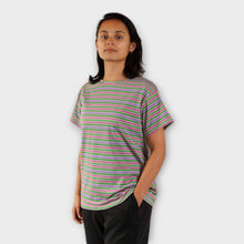 Cargar imagen en el visor de la galería, Camiseta de Rayas Rosadas, Moradas y Verdes para Mujer de lado