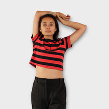 Cargar imagen en el visor de la galería, Crop Top de Rayas Rojas y Negras (Frente)