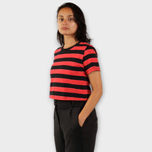 Cargar imagen en el visor de la galería, Crop Top de Rayas Rojas y Negras (Lado)