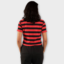 Cargar imagen en el visor de la galería, Crop Top de Rayas Rojas y Negras (Espalda)