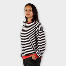 Cargar imagen en el visor de la galería, Buzo Oversize de Rayas Negras y Blancas Unisex de lado