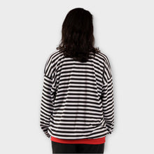 Cargar imagen en el visor de la galería, Buzo Oversize de Rayas Negras y Blancas Unisex de espalda