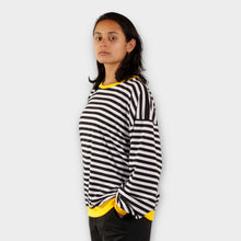 Cargar imagen en el visor de la galería, Buzo Oversize de Rayas Negras y Blancas Unisex de lado