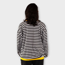 Cargar imagen en el visor de la galería, Buzo Oversize de Rayas Negras y Blancas Unisex de espalda