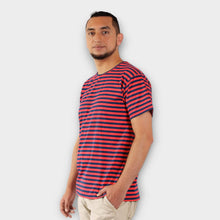 Cargar imagen en el visor de la galería, Camiseta de Rayas Rojas con Azul Oscuro para Hombre - De lado