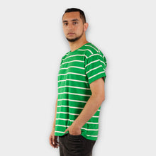 Cargar imagen en el visor de la galería, Camiseta Verde con Rayas Blancas para Hombre (Lado)