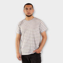 Cargar imagen en el visor de la galería, Camiseta de Rayas Grises y Blancas para Hombre (Frente)