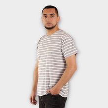 Cargar imagen en el visor de la galería, Camiseta de Rayas Grises y Blancas para Hombre (Lado)