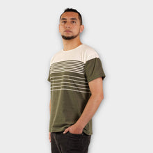 Cargar imagen en el visor de la galería, Camiseta de Rayas Verde Militar y Blancas Hueso para Hombre (Lado)