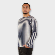 Cargar imagen en el visor de la galería, Buzo de Rayas Azules y Blancas para Hombre de lado