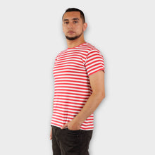 Cargar imagen en el visor de la galería, Camiseta de Rayas Rojas y Blancas para hombre de lado