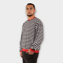 Cargar imagen en el visor de la galería, Buzo Oversize de Rayas Negras y Blancas Unisex de lado