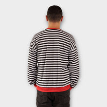 Cargar imagen en el visor de la galería, Buzo Oversize de Rayas Negras y Blancas Unisex de espalda