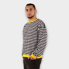 Cargar imagen en el visor de la galería, Buzo Oversize de Rayas Negras y Blancas Unisex de lado