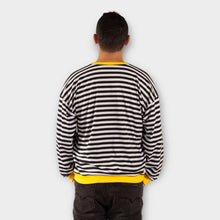 Cargar imagen en el visor de la galería, Buzo Oversize de Rayas Negras y Blancas Unisex de espalda