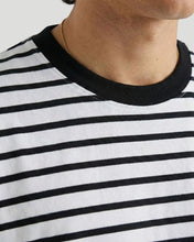 Cargar imagen en el visor de la galería, camiseta-blanca-a-rayas-negras-modelo-hombre-cuello