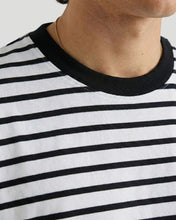 Cargar imagen en el visor de la galería, camiseta-blanca-a-rayas-negras-modelo-hombre-cuello