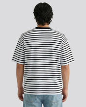 Cargar imagen en el visor de la galería, camiseta-blanca-a-rayas-negras-modelo-hombre-espalda