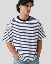Cargar imagen en el visor de la galería, camiseta-blanca-a-rayas-negras-modelo-hombre